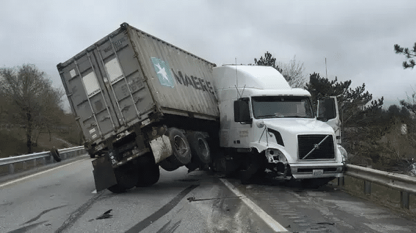 tractor-trailer-jackknife